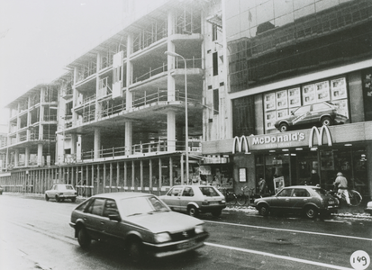 862719 Gezicht op de voorgevel van de McDonald's-vestiging (Lange Viestraat 3) en op de bouw van kantoren- en ...